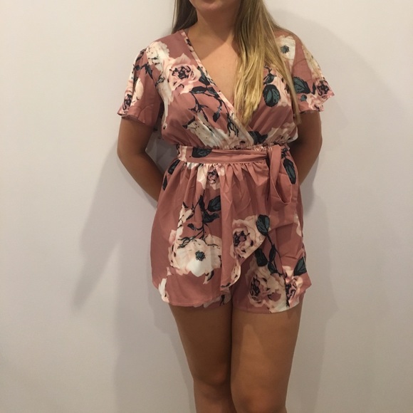 A floral romper - Picture 3 of 3